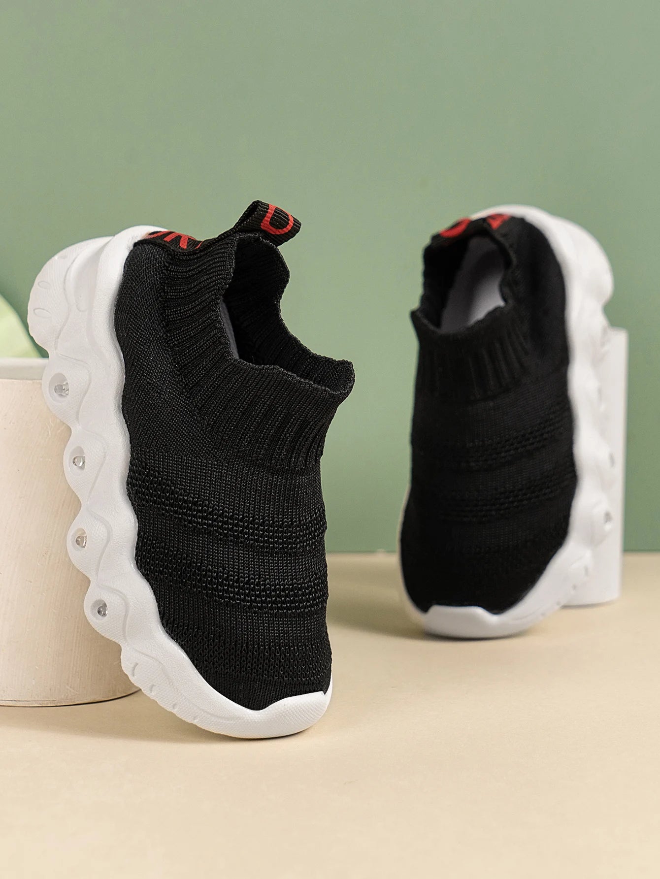 Spring and autumn children's socks and shoes, boys and girls fly woven breathable light soles, one foot casual shoes, light shoe