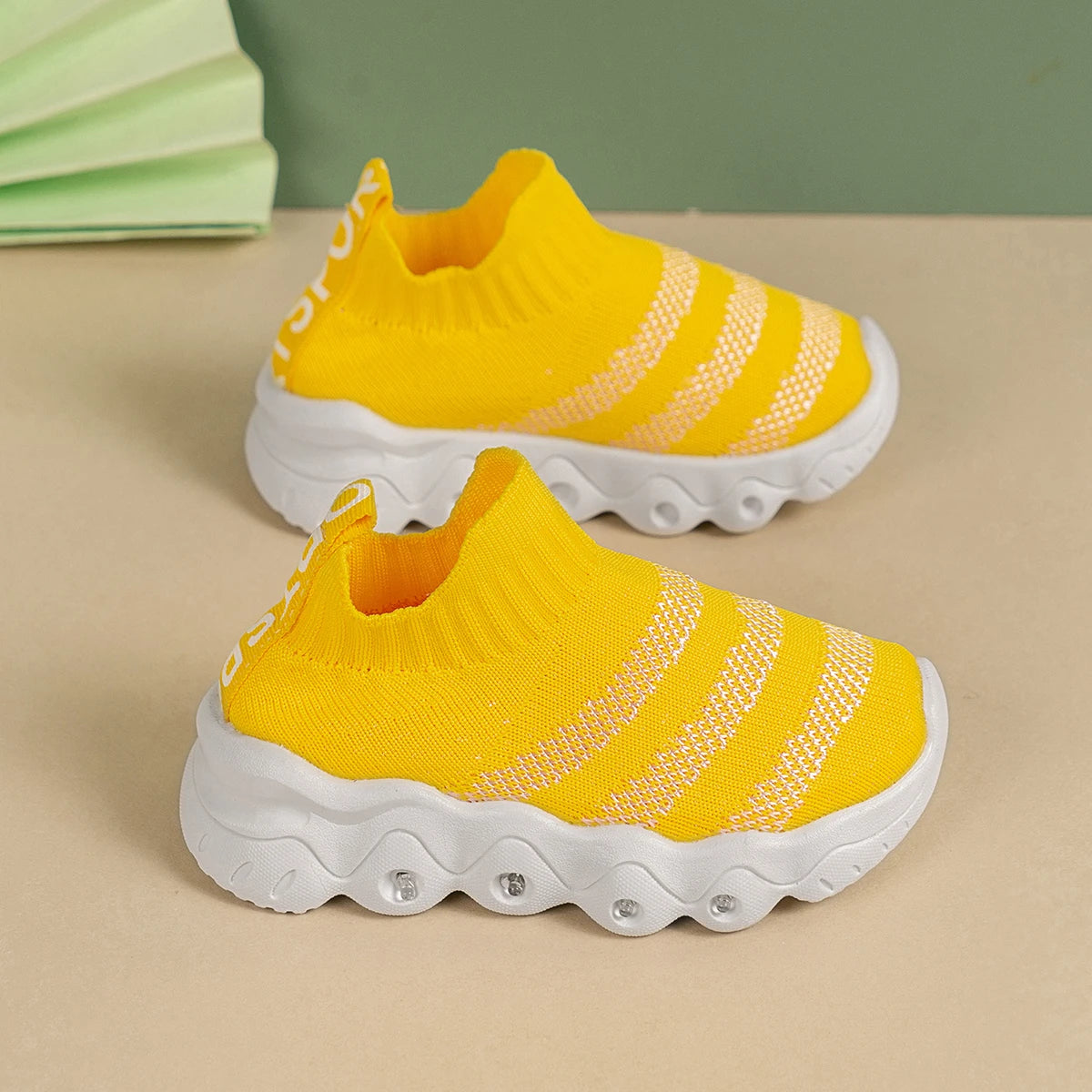 Spring and autumn children's socks and shoes, boys and girls fly woven breathable light soles, one foot casual shoes, light shoe