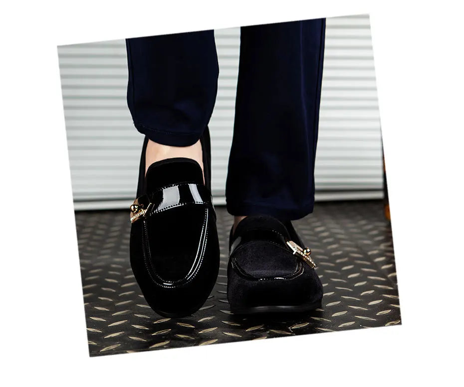 New 2025 Men Moccasins Shoes Men's Loafers Dress Shoes Classic Fashion Metal Decoration Men Velvet Loafers Luxury Wedding Party Shoes