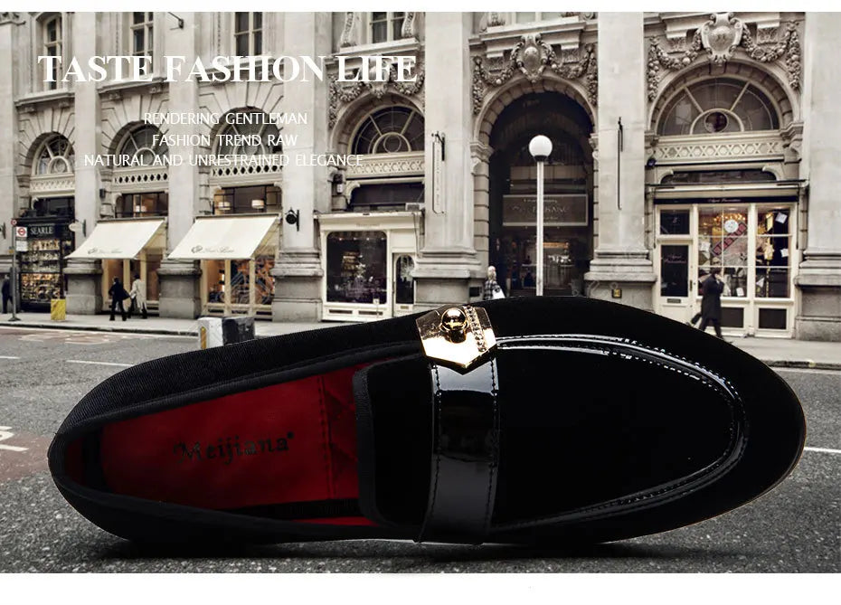 New 2025 Men Moccasins Shoes Men's Loafers Dress Shoes Classic Fashion Metal Decoration Men Velvet Loafers Luxury Wedding Party Shoes