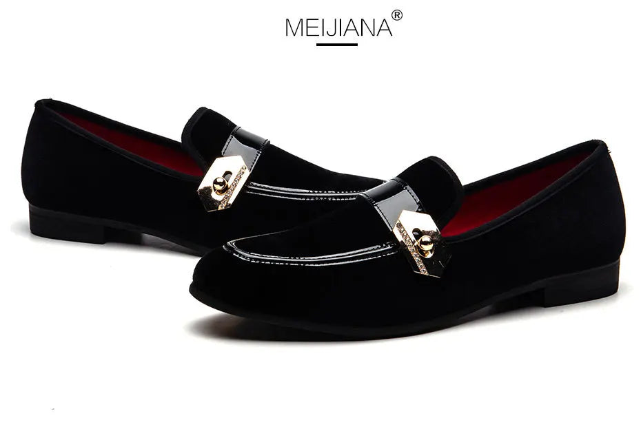 New 2025 Men Moccasins Shoes Men's Loafers Dress Shoes Classic Fashion Metal Decoration Men Velvet Loafers Luxury Wedding Party Shoes