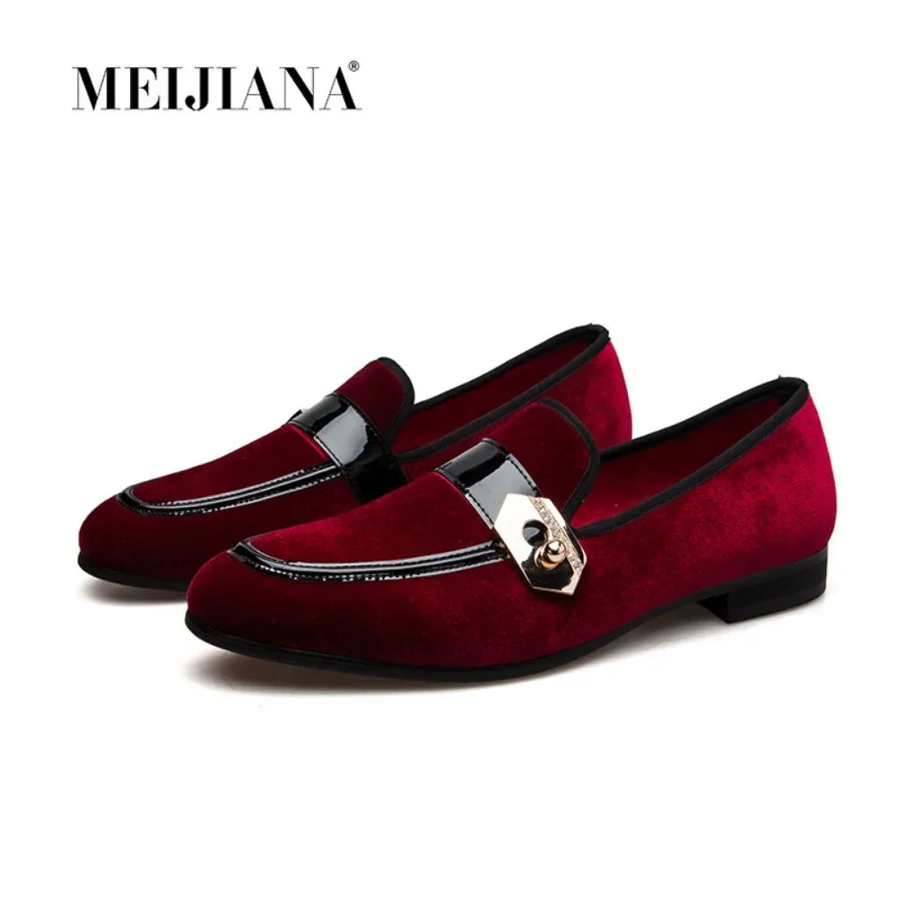 New 2025 Men Moccasins Shoes Men's Loafers Dress Shoes Classic Fashion Metal Decoration Men Velvet Loafers Luxury Wedding Party Shoes