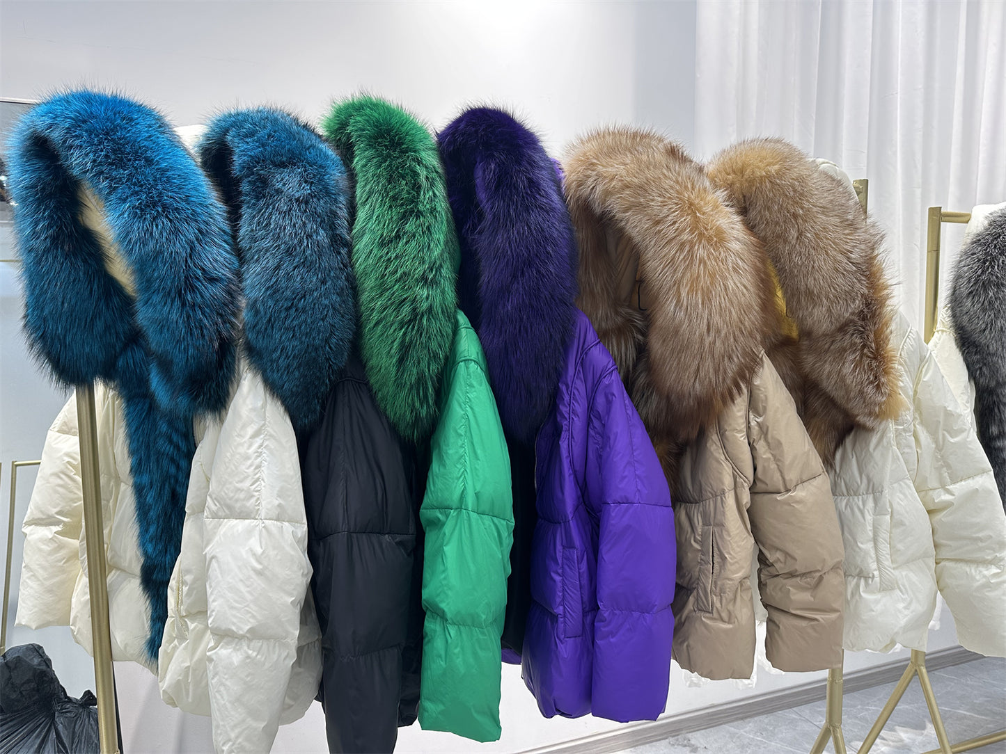 NEW 2024 2025 Women Coat White Duck Down Jacket Super Large Real Silver Fox Fur Collar Hooded New Fashion Outerwear Puffer Jacket New