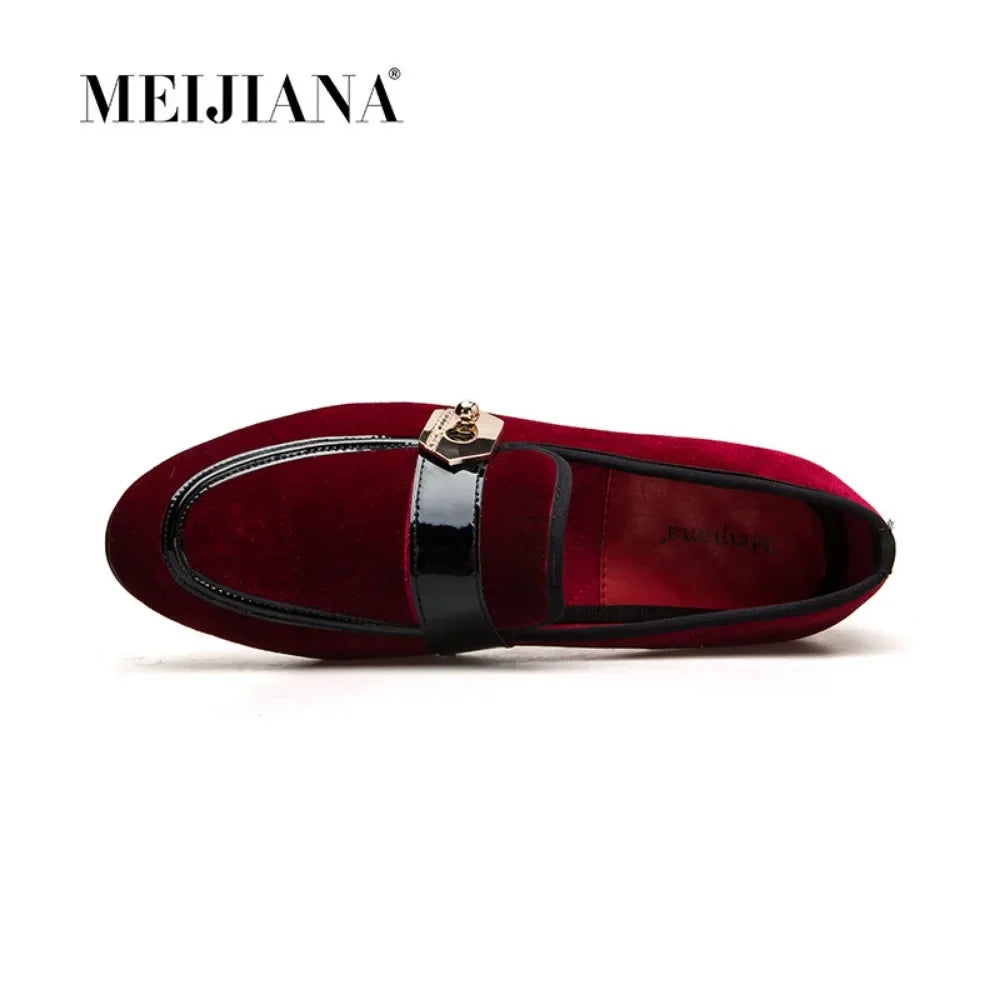 New 2025 Men Moccasins Shoes Men's Loafers Dress Shoes Classic Fashion Metal Decoration Men Velvet Loafers Luxury Wedding Party Shoes