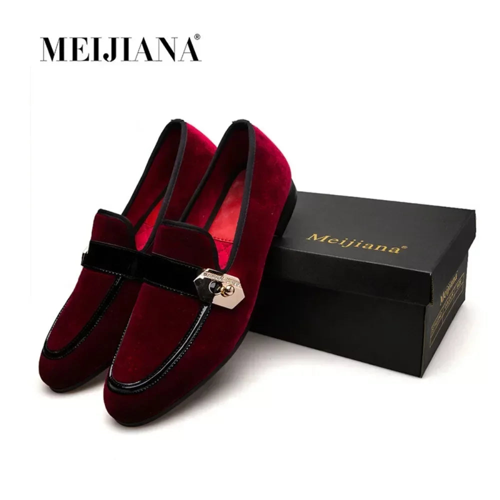 New 2025 Men Moccasins Shoes Men's Loafers Dress Shoes Classic Fashion Metal Decoration Men Velvet Loafers Luxury Wedding Party Shoes