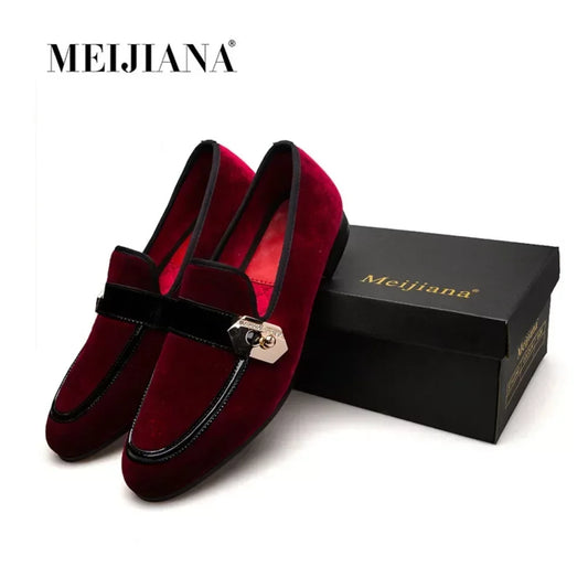 New 2025 Men Moccasins Shoes Men's Loafers Dress Shoes Classic Fashion Metal Decoration Men Velvet Loafers Luxury Wedding Party Shoes